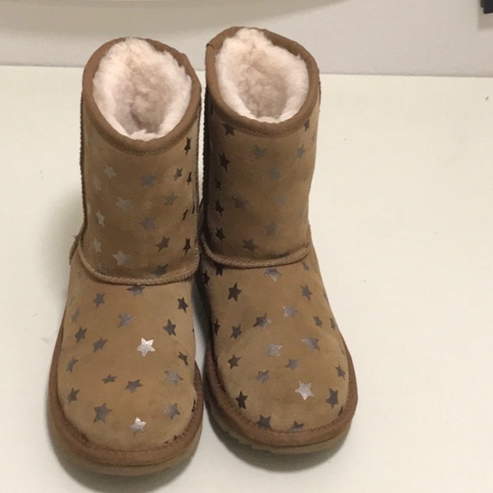 Girls UGG - Classic Short II Stars